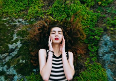 young-woman-1461362_1920_medium